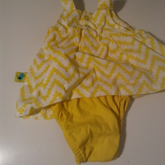 Bundle of two Newborn Jumpers 👣 - Picture 2 of 3